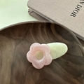Dettaglio del fermaglio per capelli a fiore in resina rosa con trama in marmo - Fiore Primaverile-Fiore Rosa Clip Bianca