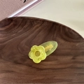Vue détaillée d'une pince à cheveux fleur jaune en acrylique avec texture marbrée - Fleur de Printemps-Vert Complet