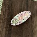 Fermaglio per capelli ovale in acetato con texture rosa e placca dorata su legno - Rosa
