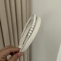 Elegante cerchietto in raso bianco con perle sintetiche sfumate e raffinato stile retrò - Stile in Tessuto con Perle a Doppio Strato / Bianco