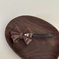 Detalle de pinza para el pelo con lazo de acetato rosa y grabado dorado de France - Lazo de Gelatina Etiqueta Dorada-Caqui