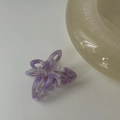 Dettaglio macro della molletta per capelli a farfalla in acetato viola marmorizzato - Viola