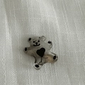 Détail d'une pince à cheveux ours gris marbré avec un cœur noir et un motif sourire - Pince à Cheveux Noir Transparent