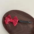 Detalle de pinza para el pelo con lazo rosa y letras doradas de France Handmade - Lazo de Gelatina Etiqueta Dorada-Rosa Rojo