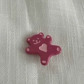 Dettaglio della spilla a orsetto rosa acceso con motivo a cuore su sfondo bianco - Rosa Rosso-Fermaglio