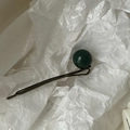 Vue détaillée d'une barrette vintage en bronze ornée d'une perle ronde vert foncé brillante - Vert Foncé