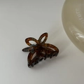 Détail d'une petite pince à cheveux papillon en acétate avec motif écaille de tortue - Bleu Marron