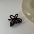 Dettaglio della pinza per capelli in acetato tartarugato con motivo floreale traforato - Tartarugato