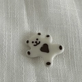 Vista macro di ciondolo orsetto in resina bianco crema con cuore nero per accessori capelli - Fermaglio Per Capelli Bianco Sporco