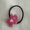 Détail d'un accessoire d'ours en résine rose sur un élastique à cheveux noir pour femmes - Rose Rouge Élastique à Cheveux