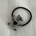 Détail d'un élastique à cheveux marron orné d'un pendentif ours en acrylique translucide - Élastique à Cheveux Noir Transparent