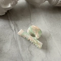 Détail de la texture nervurée sur une pince à cheveux moyenne en acétate - Vert Rose