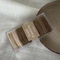 Detail von hochelastischen Haargummis in Erdtönen in einer transparenten Geschenkbox - Beige Kaffee