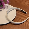 Diadema sencilla de tela blanca con etiqueta hecha a mano sobre mesa de madera - Blanco Crema Sólido