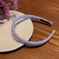 Diadema de tela con cuadros azules y rosas con etiqueta hecha a mano en una mesa - Cuadros Azules