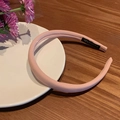 Diadema acolchada rosa de tela mate con etiqueta de hecho a mano en mesa - Rosa Liso