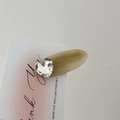 Dettaglio del fermaglio in acetato fatto a mano con cristallo a cuore e incisione - Fermaglio Capelli Diamante Scintillante Albicocca