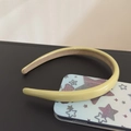 Detail eines gelben gepolsterten Lederstirnbands mit weichem Samtfutter - Gelb