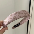 Gros plan du serre-tête en satin rose à fleurs avec étiquette HAND MADE à l'intérieur - Serre-tête Rembourré / Imprimé Vintage - Rose