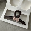 Vista dettagliata della grande clip per capelli in resina marrone scuro con fiocco rosa 3D - Fiocco con Nastro - Caffè Pasta di Fagioli