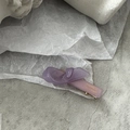 Détail d'une pince à cheveux nœud en résine violette avec lettrage doré fait main - Violet