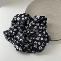 Gros plan d'un chouchou à fleurs noir et blanc avec plis et texture de tissu doux - Chouchou / Imprimé Vintage - Noir