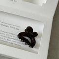 Detalle de la pinza para el cabello de acetato marrón oscuro brillante hecha a mano con logo - Café Oscuro
