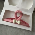 Dettaglio di un grande fermaglio per capelli in resina rosa con fiocco decorativo - Fiocco Singolo - Rosa