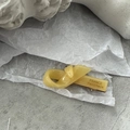 Vue détaillée de la pince à cheveux jaune en résine avec gravure France Handmade - Jaune
