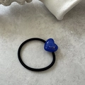 Détail d'un élastique à cheveux noir avec un pendentif en forme de cœur bleu brillant - Bleu