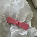 Détail d'une pince à cheveux rose mat en forme de nœud sur fond de papier blanc - Rose Foncé Nœud Simple