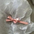 Vue détaillée d'une barrette à cheveux nœud rose avec pince en métal sur papier blanc - Rose Clair Nœud Droit