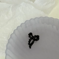 Vue détaillée de la mini pince à cheveux noire en forme de ruban en résine polie - Noir