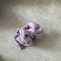 Détail d'une pince à cheveux avec nœud en satin violet et texture de tissu multicouche - Violet