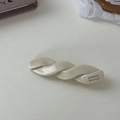 Primer plano de la horquilla de acetato trenzado crema con el logo de SANSHINE - Pinza Trenzada Blanco Leche Sólido