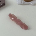 Detalle de pinza para el pelo retorcida en resina de acetato rosa humo translúcido - Pinza Trenzada Rosa Sólido