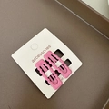 Détail de 2 barrettes à cheveux rectangulaires roses ondulées sur carte d'accessoires - Rose Bonbon