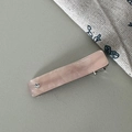 Dettaglio fermaglio per capelli in resina marmorizzata rosa chiaro con piccolo strass - Fermaglio a Becco d'Anatra Rettangolare / Rosa Arancio Marmorizzato