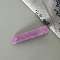 Dettaglio molletta per capelli viola effetto marmo con strass e clip in metallo argentato - Fermaglio a Becco d'Anatra Rettangolare / Magenta Marmorizzato