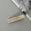 Dettaglio del fermaglio rettangolare color crema con finitura perlata e piccolo strass - Fermaglio a Becco d'Anatra Rettangolare / Giallo Chiaro Iridescente