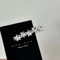 Dettaglio di cinque strass a forma di stella rosa su un fermaglio per capelli in metallo - Stile Stella a Fila Lunga Bianco
