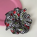 Dettaglio dell'elastico scrunchie a scacchi bianchi e neri con ciliegie e bordo rifinito - Stile Ciliegia Nera