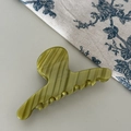 Dettaglio della pinza per capelli in acetato verde oliva con trama marmorizzata - Marmo Verde Oliva