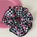 Dettaglio dell'elastico scrunchie a scacchi con orsetti rosa e bordi neri rifiniti - Stile Orso Nero