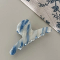 Dettaglio di un grande fermaglio per capelli in acetato con texture marmorizzata blu e bianca - Blu Inchiostro Bianco