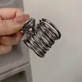 Detail der silbernen Spiral-Haarklammer aus Metall mit mehrlagigem Rund-Design - Gunmetal Grau Spiralwicklung
