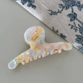 Macro di grande molletta per capelli in acetato con venature marmoree e dettagli fatti a mano - Marmo Multicolore