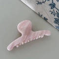 Dettaglio della molletta per capelli in acetato rosa marmorizzato con logo Ivoy Bear - Marmo Rosa