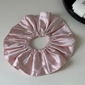 Dettaglio dell'elastico per capelli in raso rosa con perle e finitura lucida - Rosa
