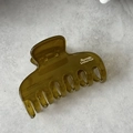 Detalle de pinza para el pelo verde oliva con letras doradas Barrette La France - Verde